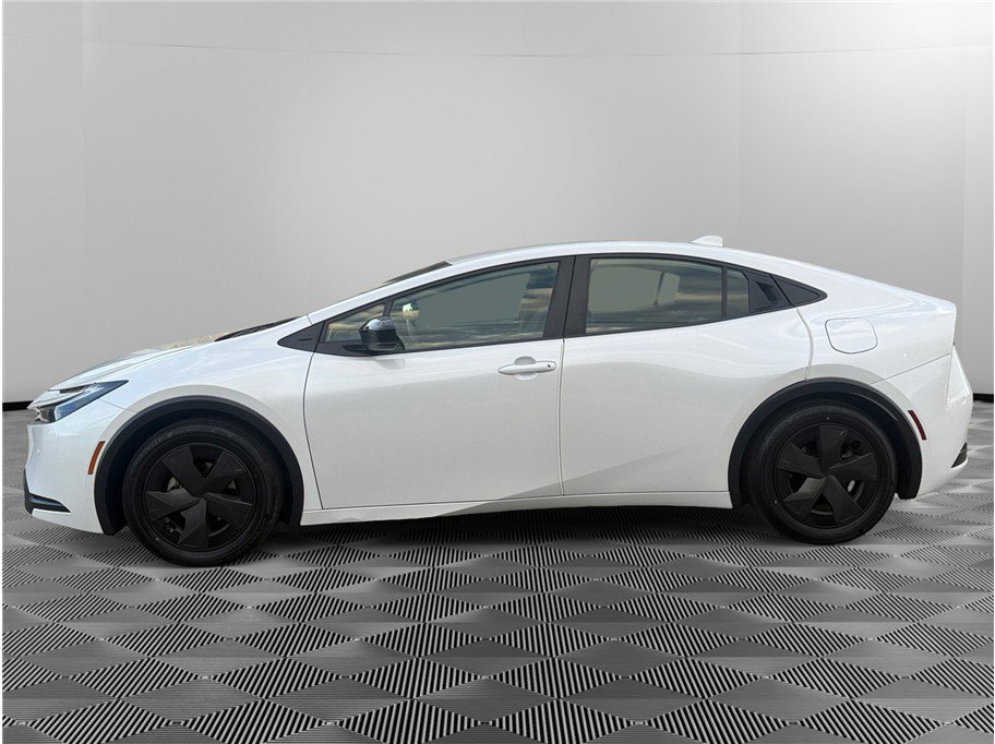 Used 2023 Toyota Prius LE image 2