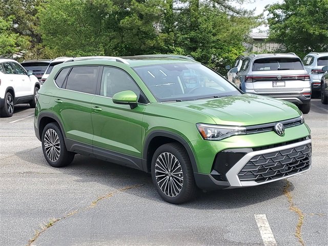 New 2025 Volkswagen Taos SE image 3