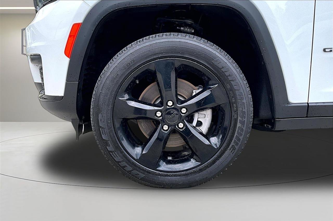 Used 2024 Jeep Grand Cherokee L Laredo AWD/4WD image 34