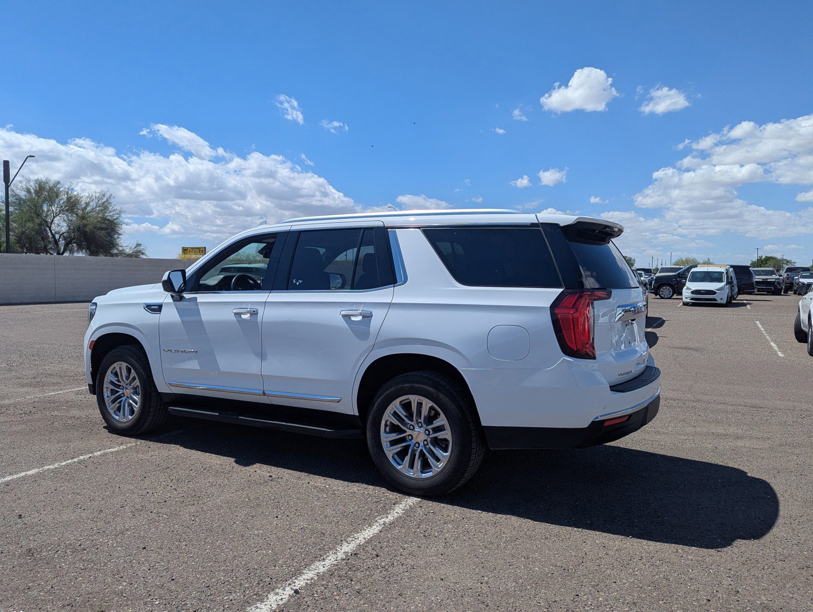 Used 2024 GMC Yukon SLT image 3