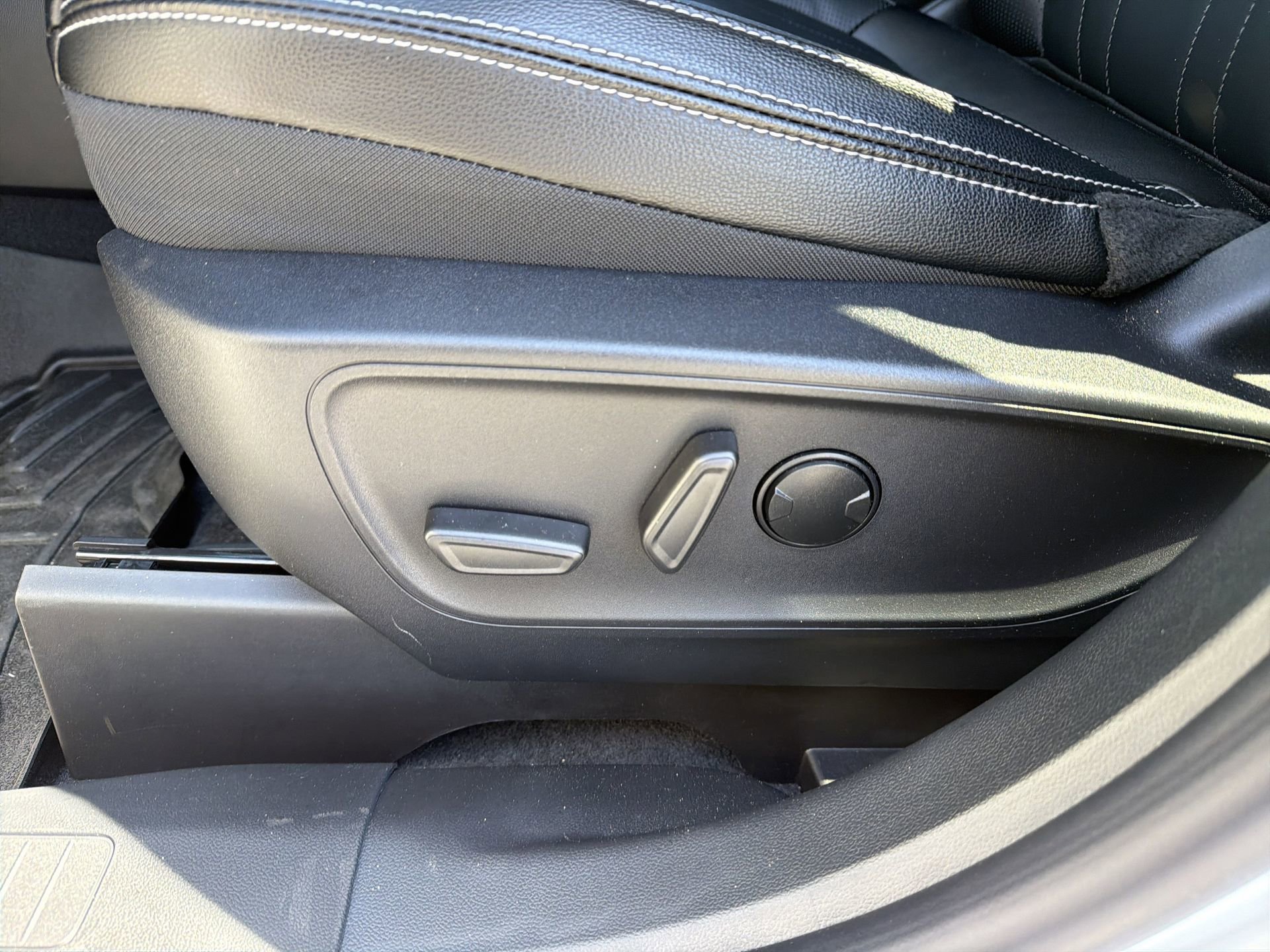 Certified 2025 Ford Escape SE w/ PHEV Premium Package image 16