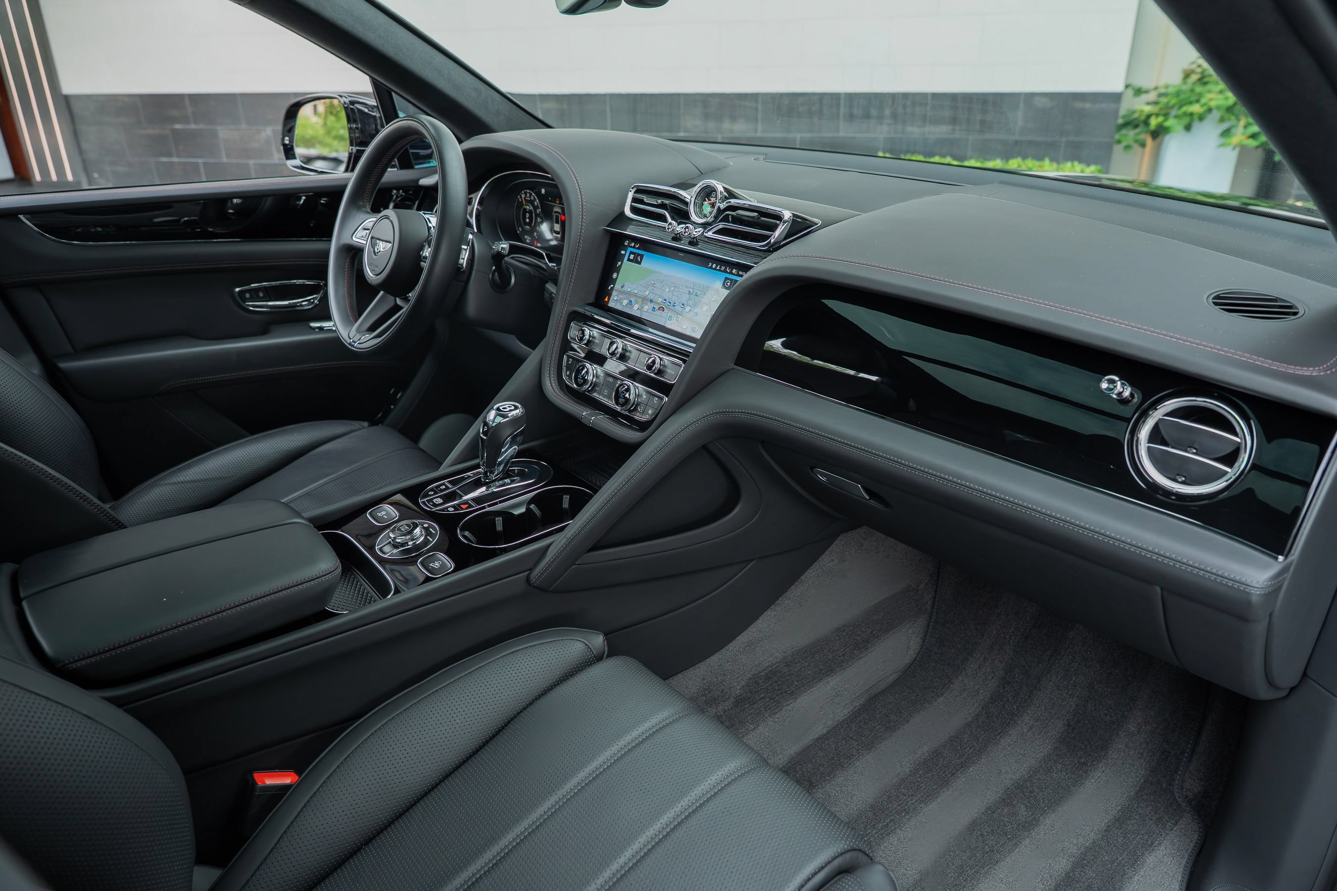 Certified 2024 Bentley Bentayga Plug-In Hybrid AWD/4WD image 2