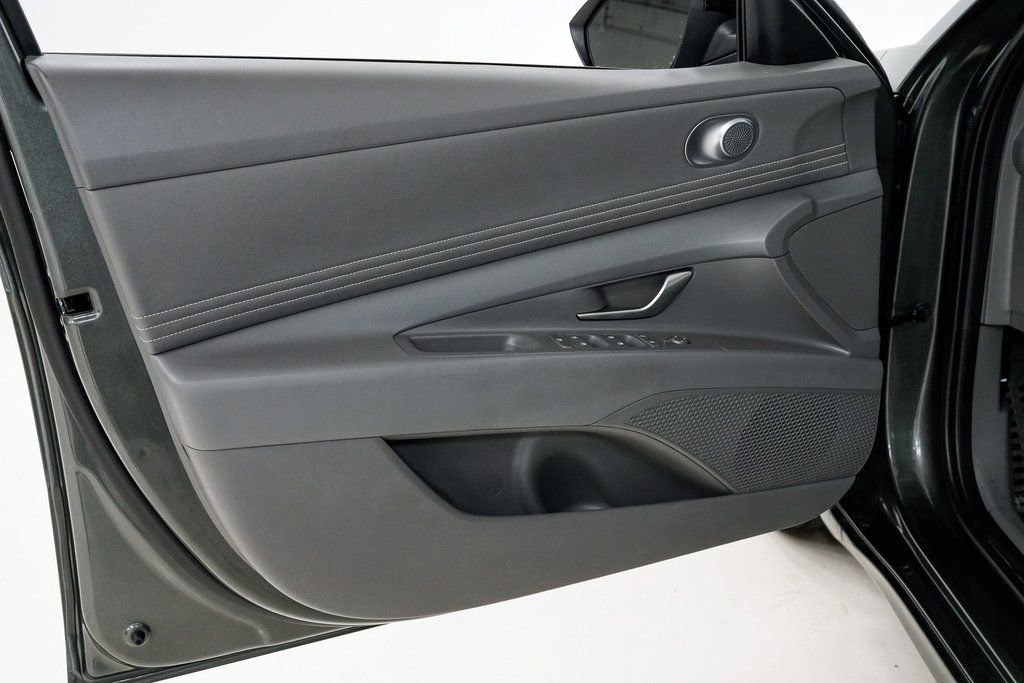 Used 2025 Hyundai Elantra SEL image 8