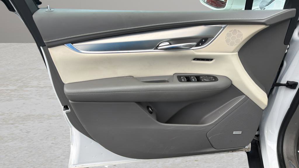 Used 2017 Cadillac XT5 Luxury w/ Driver Awareness Package image 18