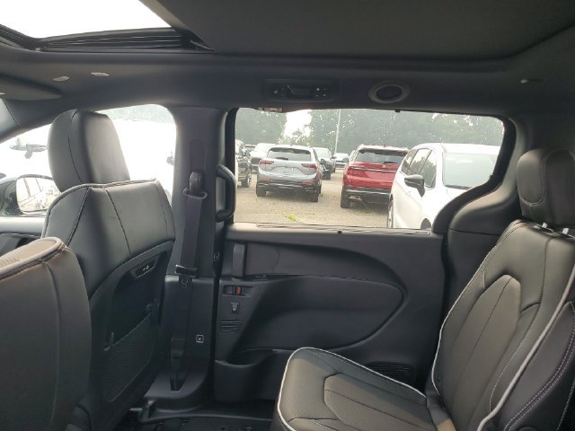 New 2027 Chrysler Pacifica Limited w/ Family Tech Group AWD/4WD image 10