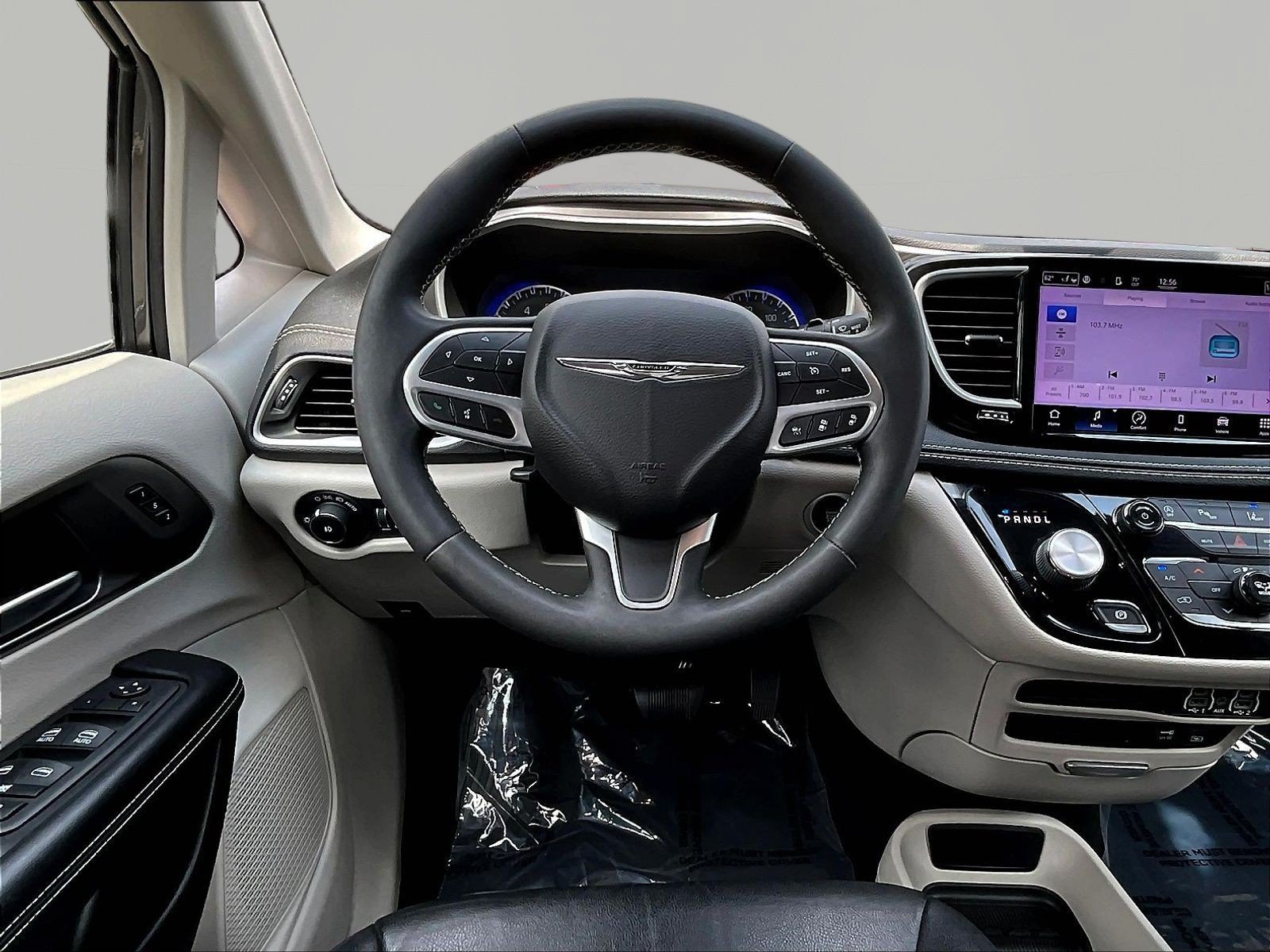 Used 2022 Chrysler Pacifica Touring-L FWD image 8