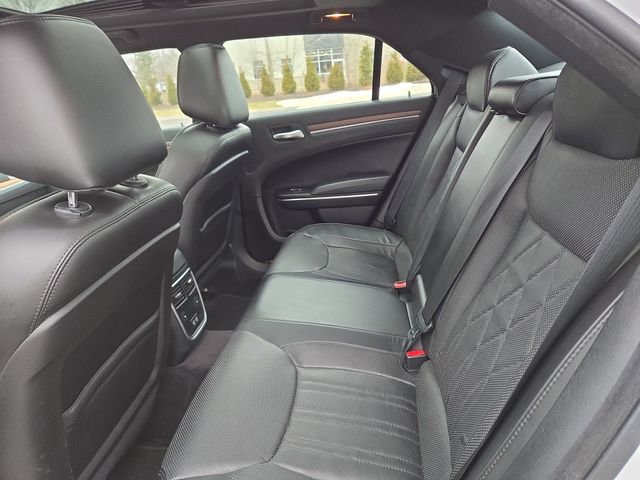 Used 2017 Chrysler 300 C Platinum image 27
