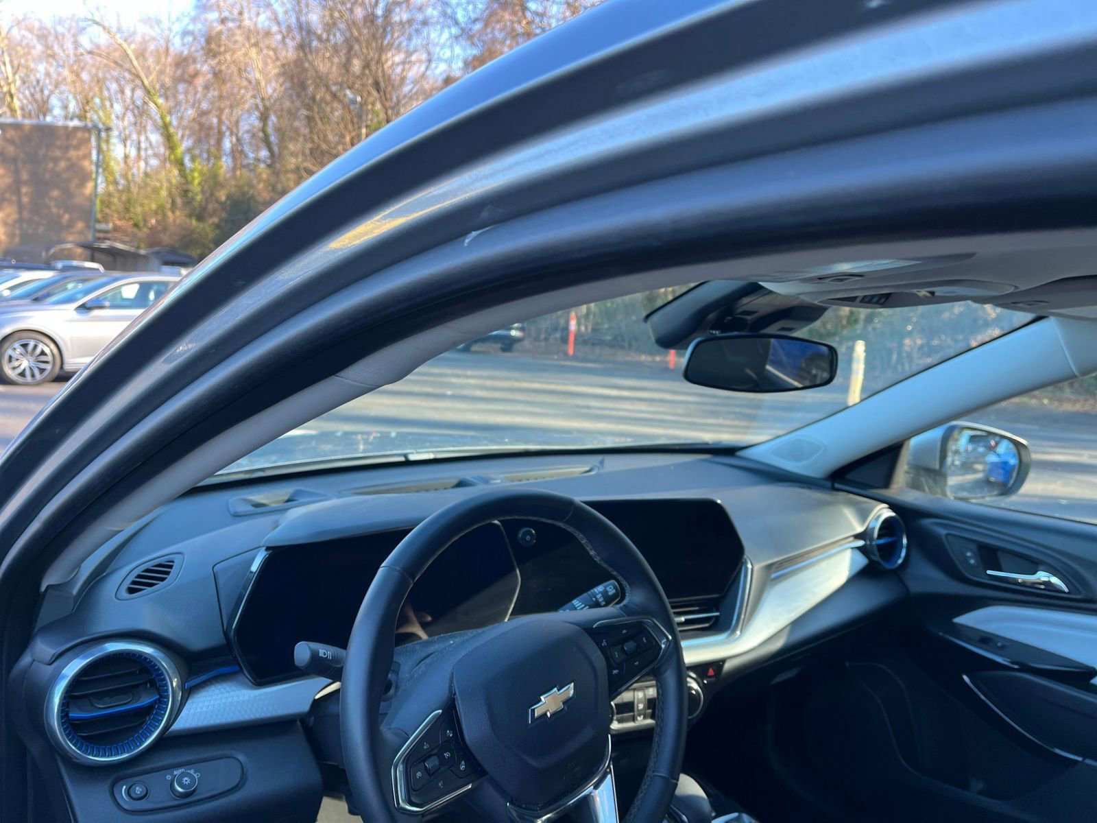 Used 2025 Chevrolet Trax LT w/ LT Convenience Package image 32