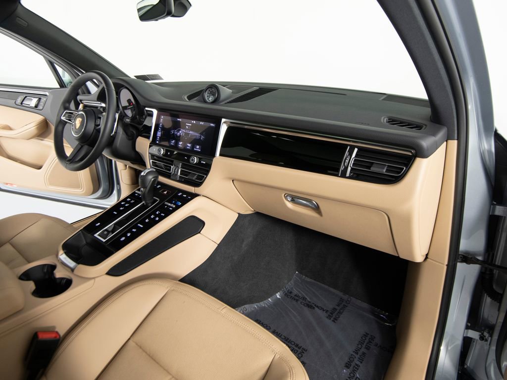 Certified 2025 Porsche Macan image 26