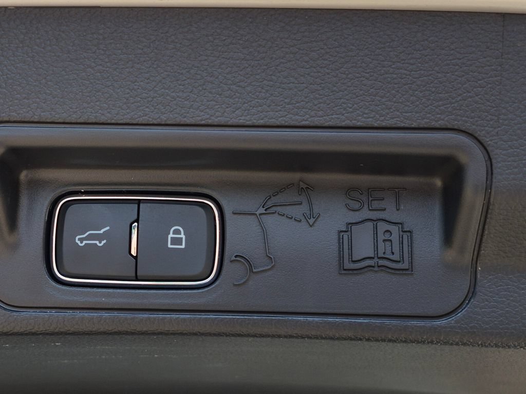 Used 2025 Ford Explorer Active w/ Active Comfort Package RWD image 10