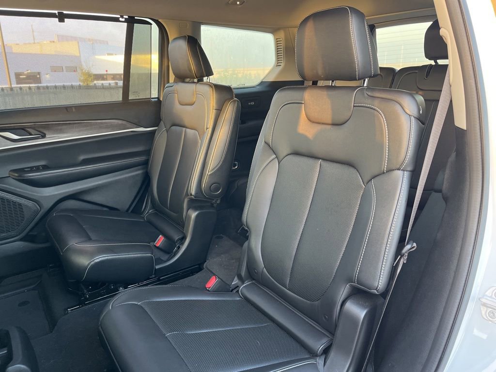 Used 2023 Jeep Grand Cherokee L Limited w/ Luxury Tech Group II RWD image 28