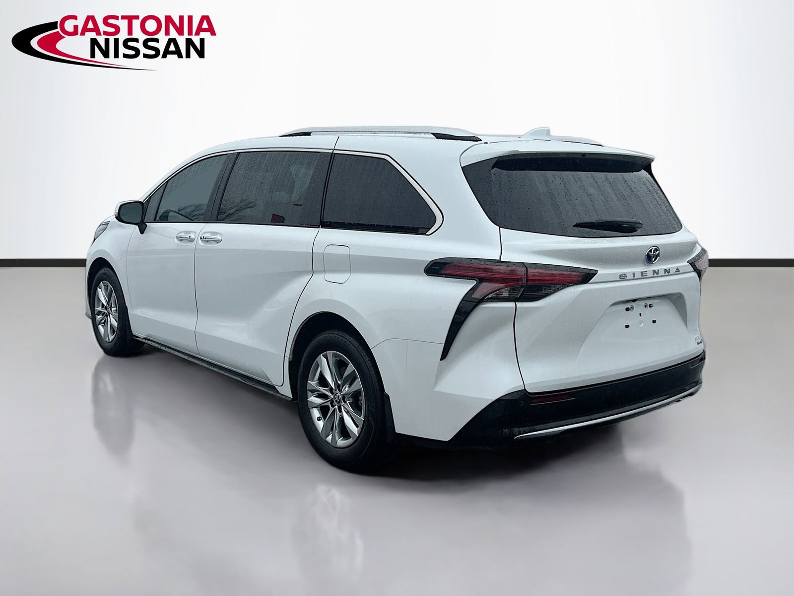 Used 2023 Toyota Sienna Limited image 6