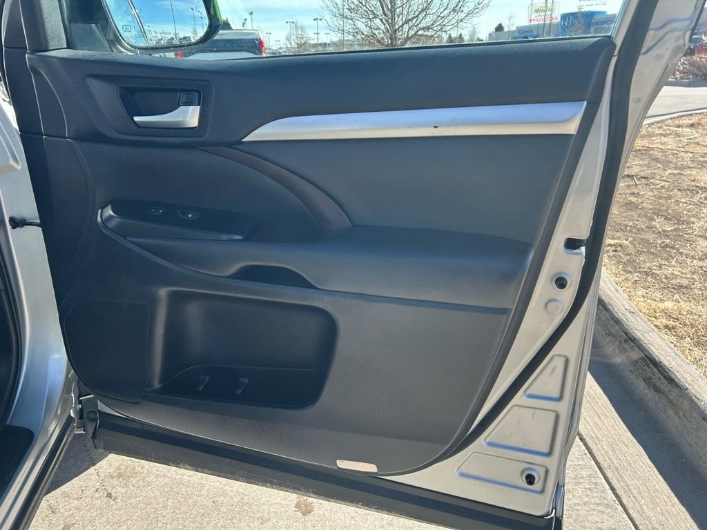 Used 2019 Toyota Highlander XLE image 31