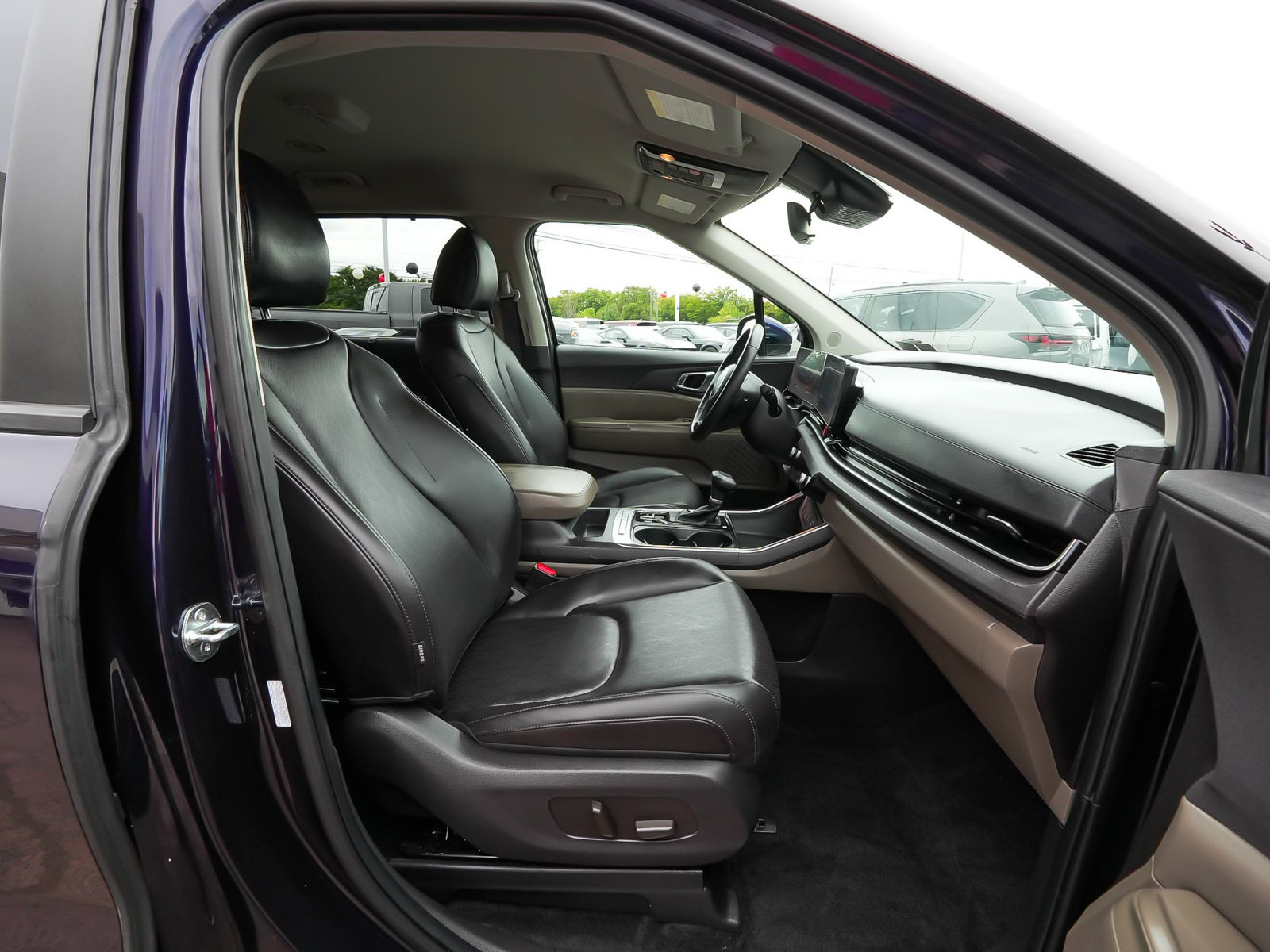 Used 2025 Kia Carnival EX FWD image 46