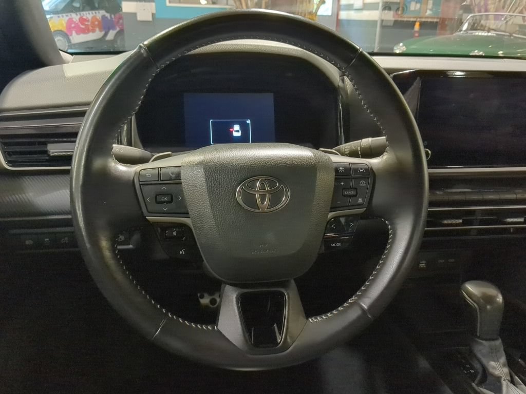 Used 2025 Toyota Camry SE FWD video 2