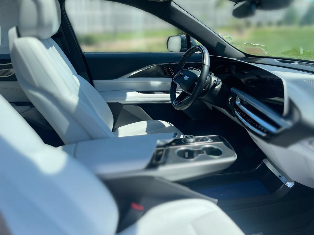 Certified 2024 Cadillac Lyriq Luxury AWD/4WD image 29