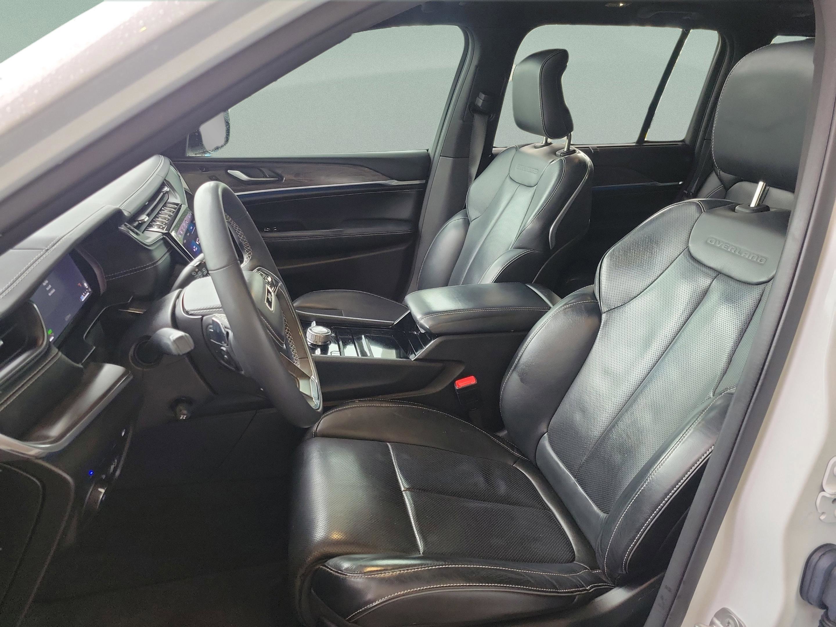 Used 2022 Jeep Grand Cherokee Overland w/ Luxury Tech Group IV image 29