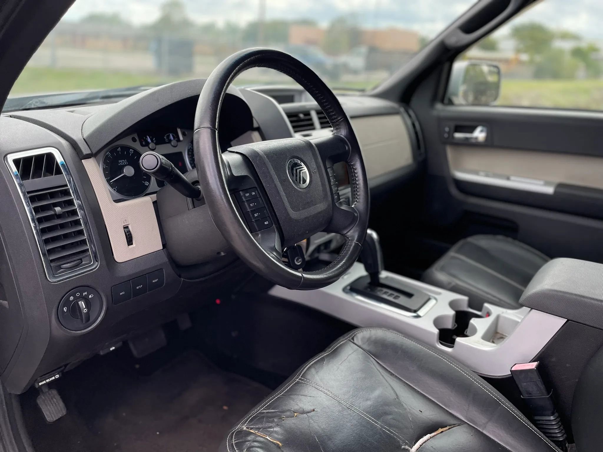 Used 2010 Mercury Mariner Premier image 22