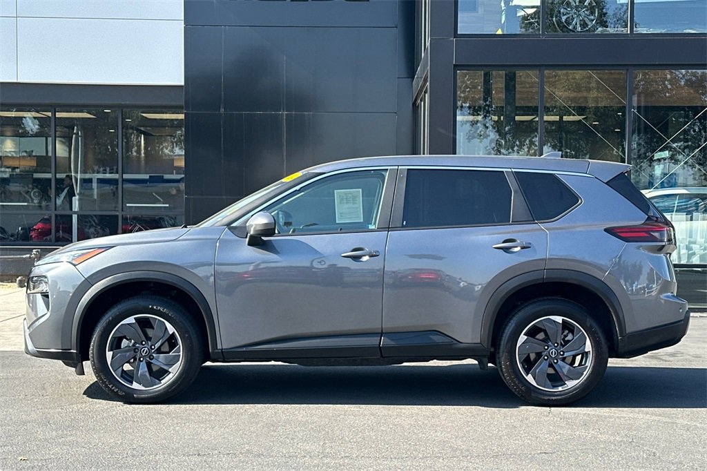 Used 2024 Nissan Rogue SV image 9
