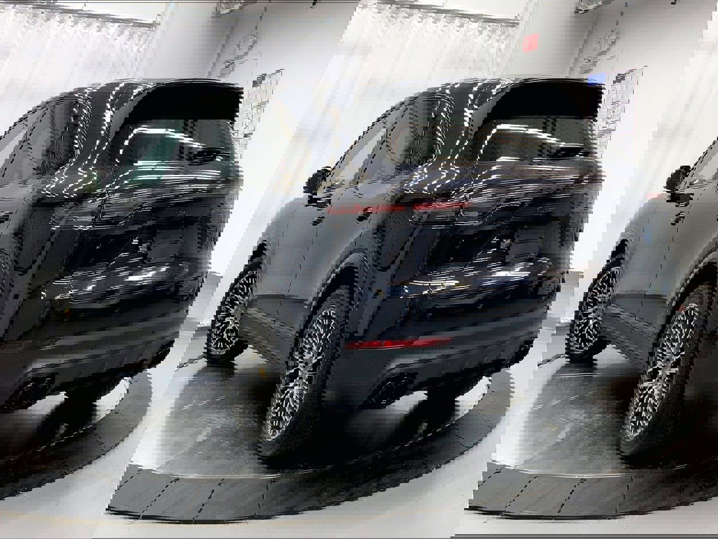 Used 2023 Porsche Cayenne Platinum Edition image 3