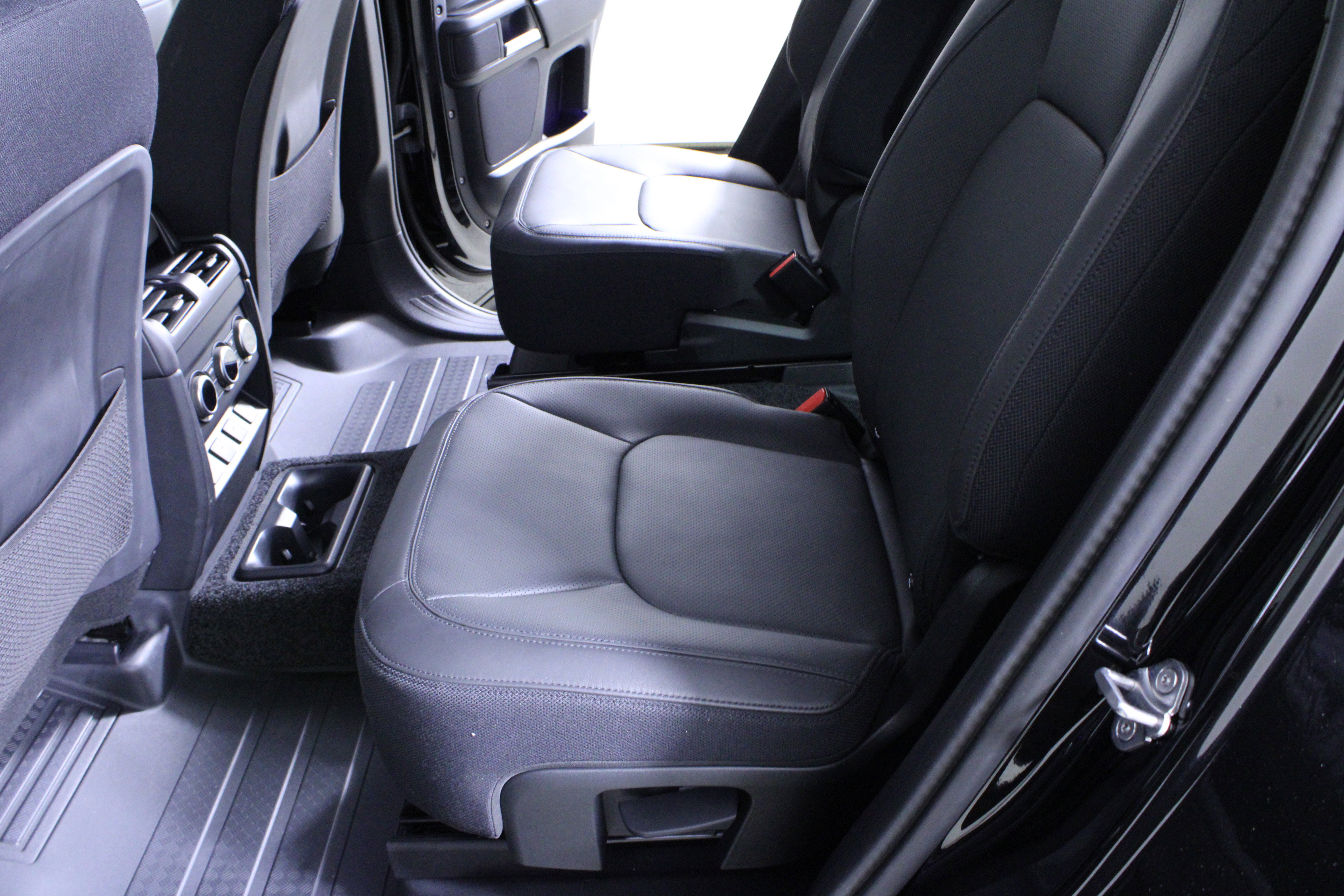 Used 2025 Land Rover Defender 130 V8 image 12