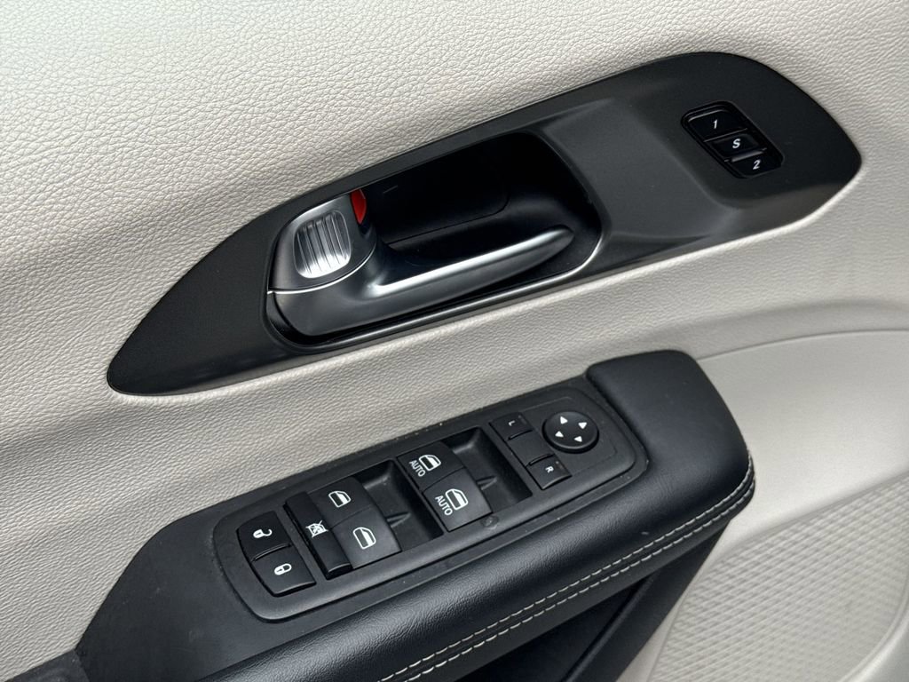 Used 2023 Chrysler Pacifica Touring-L image 15