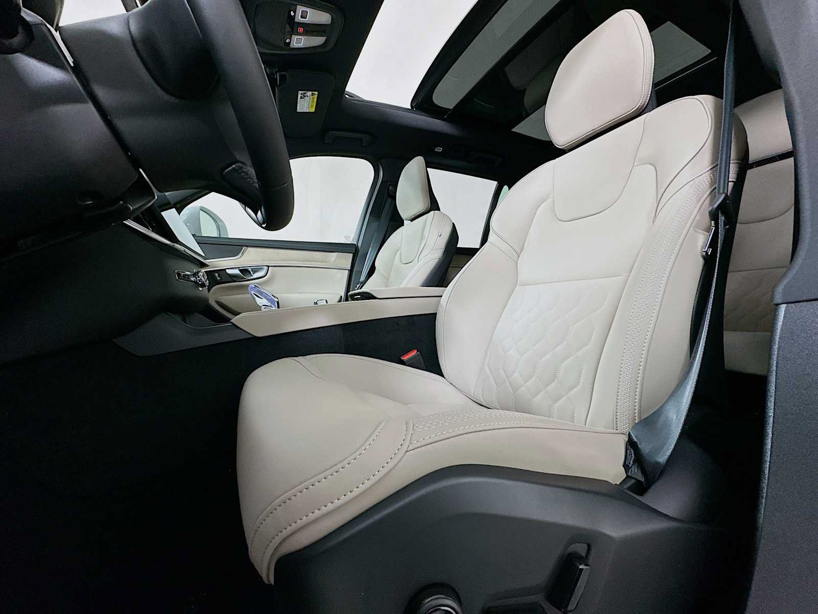 New 2026 Volvo XC90 B5 Plus w/ Protection Package AWD/4WD image 18