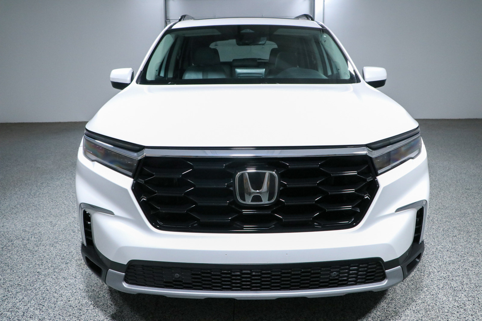 Used 2025 Honda Pilot Touring image 4