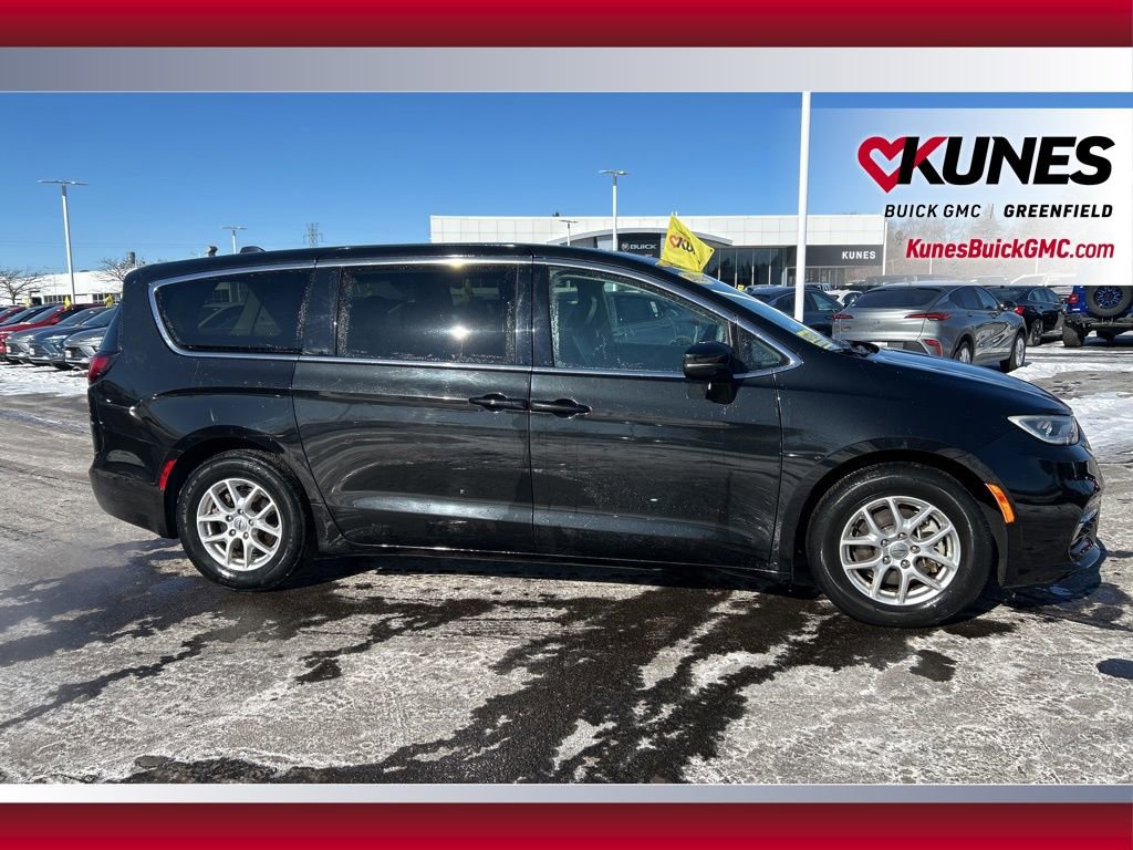 Used 2023 Chrysler Pacifica Touring-L image 4