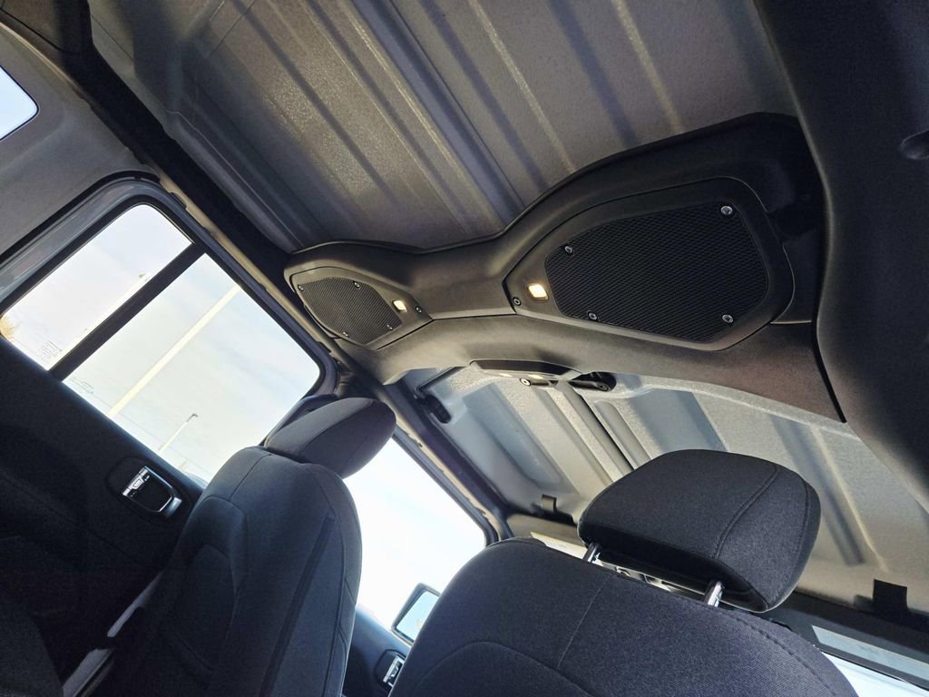 Used 2025 Jeep Wrangler Unlimited Sahara image 15