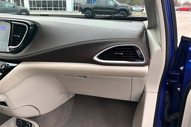 Used 2021 Chrysler Pacifica Touring-L image 26