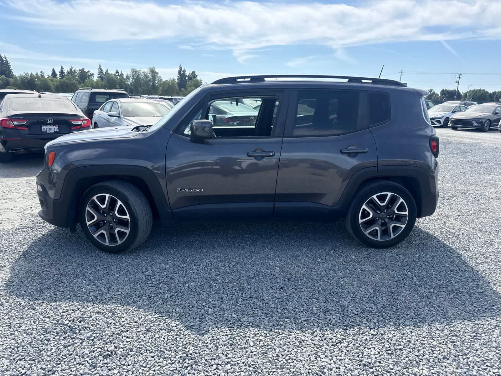 Used 2018 Jeep Renegade Latitude w/ Advanced Technology Group FWD image 8
