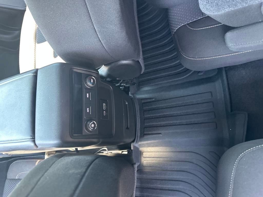 Used 2023 GMC Acadia SLE image 28