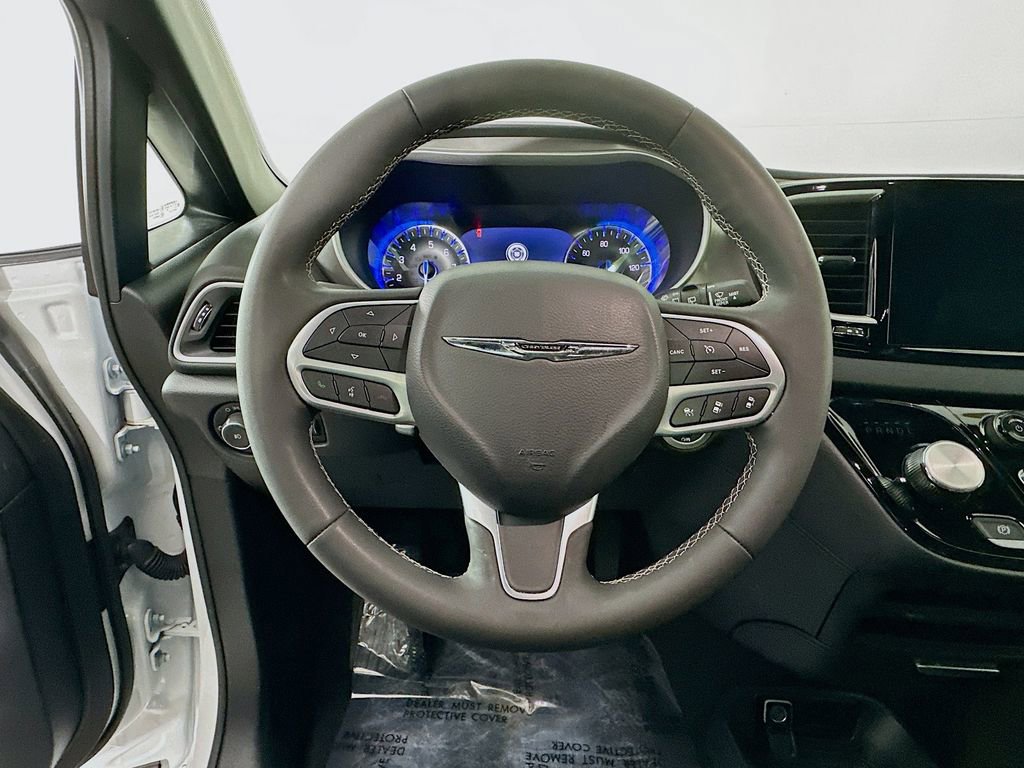 Used 2025 Chrysler Pacifica Select FWD image 16