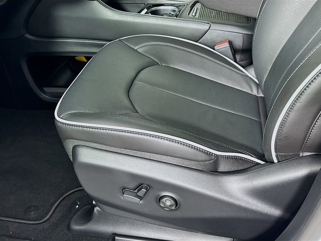 New 2026 Chrysler Pacifica Limited w/ S Appearance Package image 26