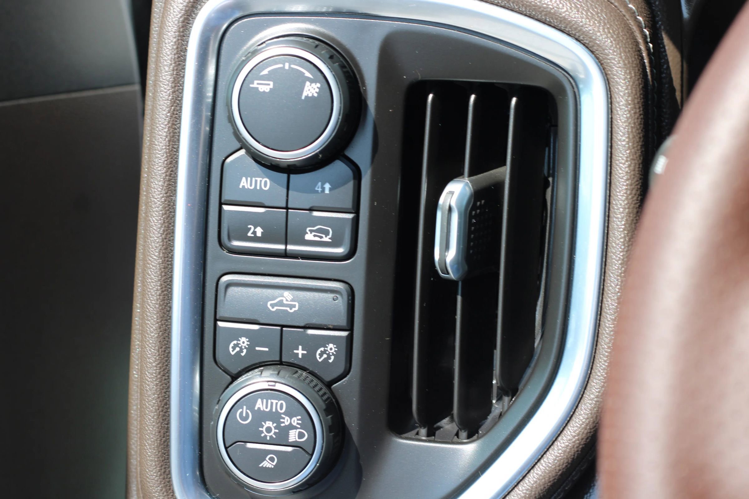 Used 2019 Chevrolet Silverado 1500 LT w/ Convenience Package AWD/4WD image 19
