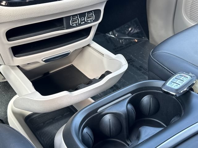Used 2024 Chrysler Pacifica Limited FWD image 11