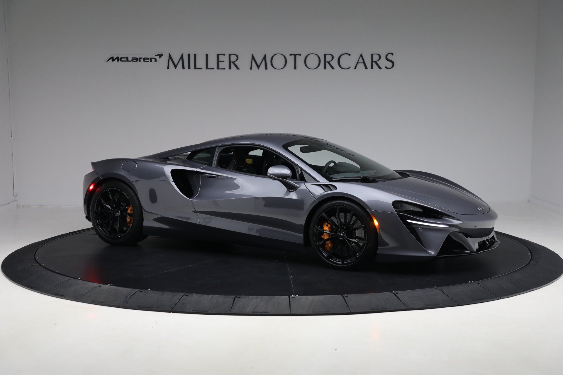 Used 2024 McLaren Artura RWD image 10