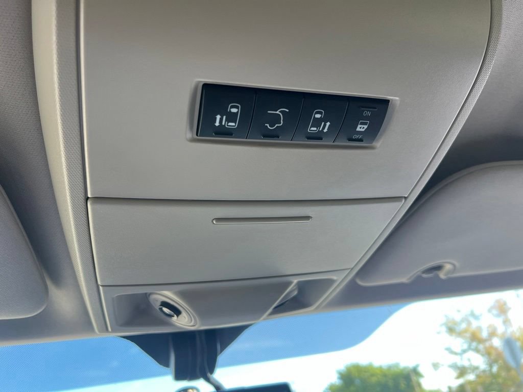 Used 2014 Chrysler Town & Country Touring-L FWD image 55