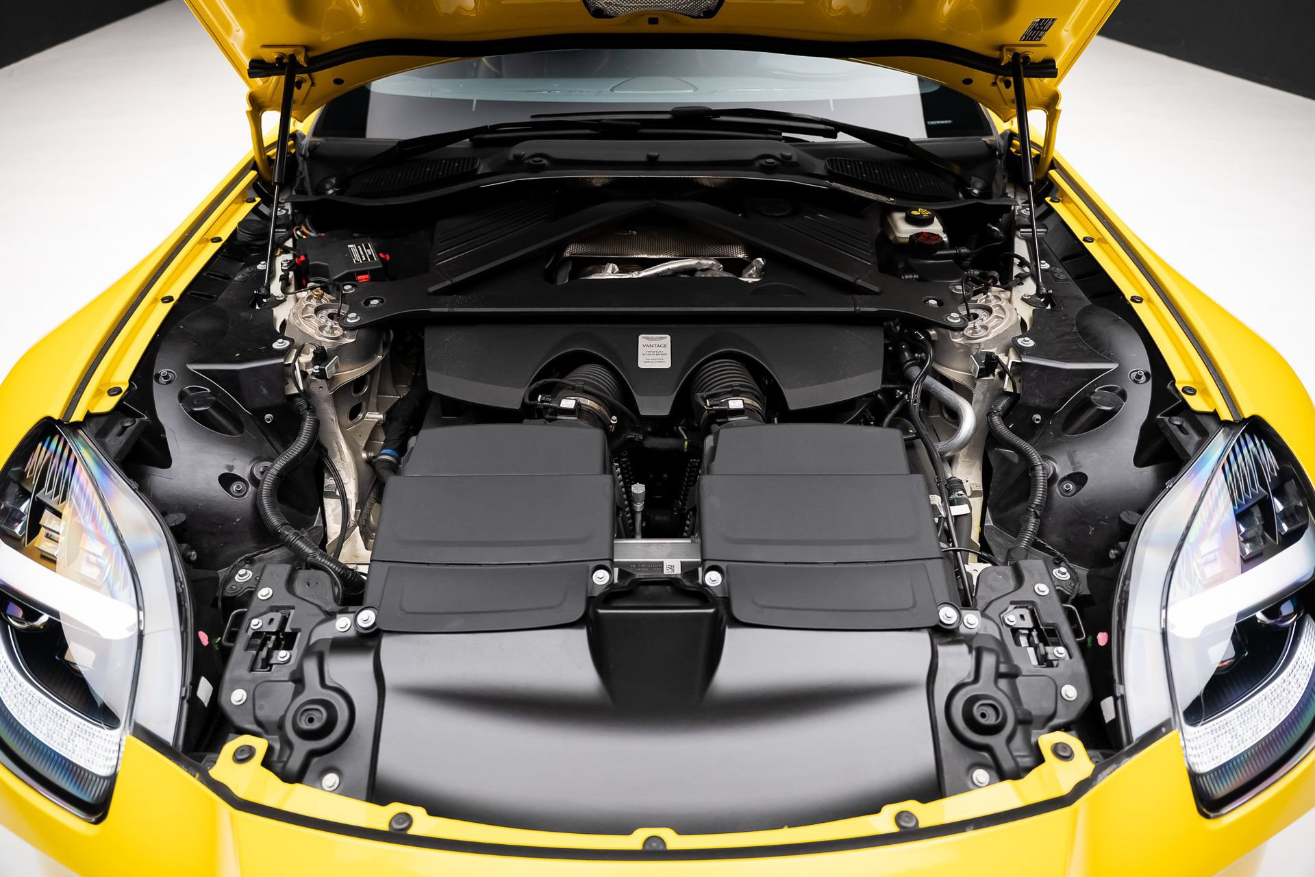 Used 2025 Aston Martin V8 Vantage Coupe RWD image 62