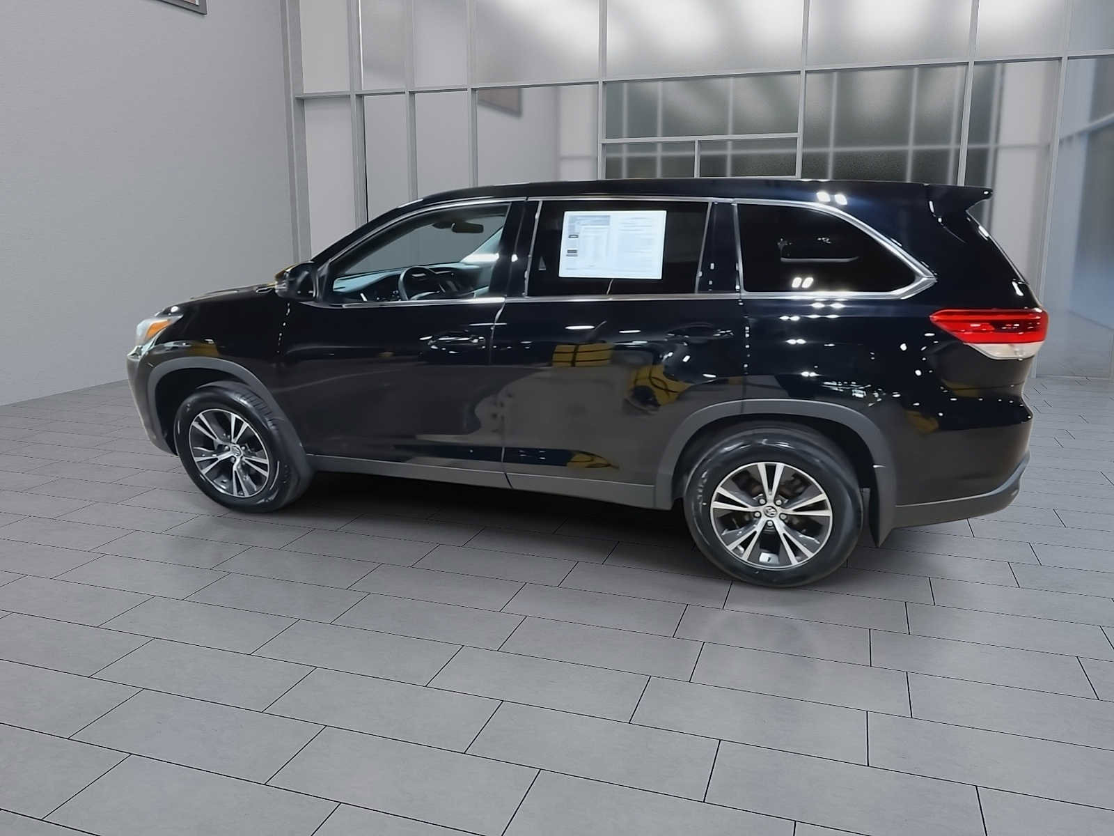 Used 2019 Toyota Highlander LE AWD/4WD image 6