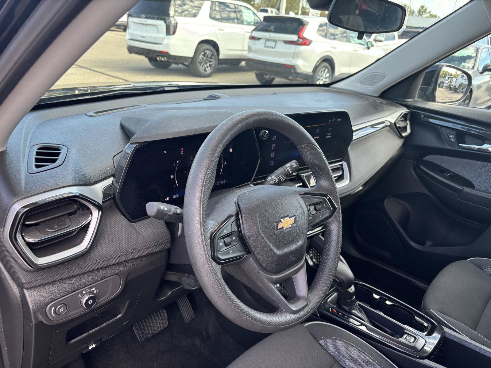 Used 2024 Chevrolet TrailBlazer LT w/ Driver Confidence Package FWD image 18