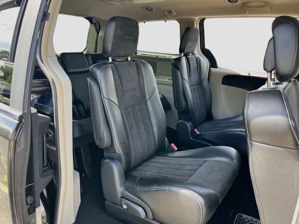 Used 2014 Chrysler Town & Country Touring-L FWD image 27