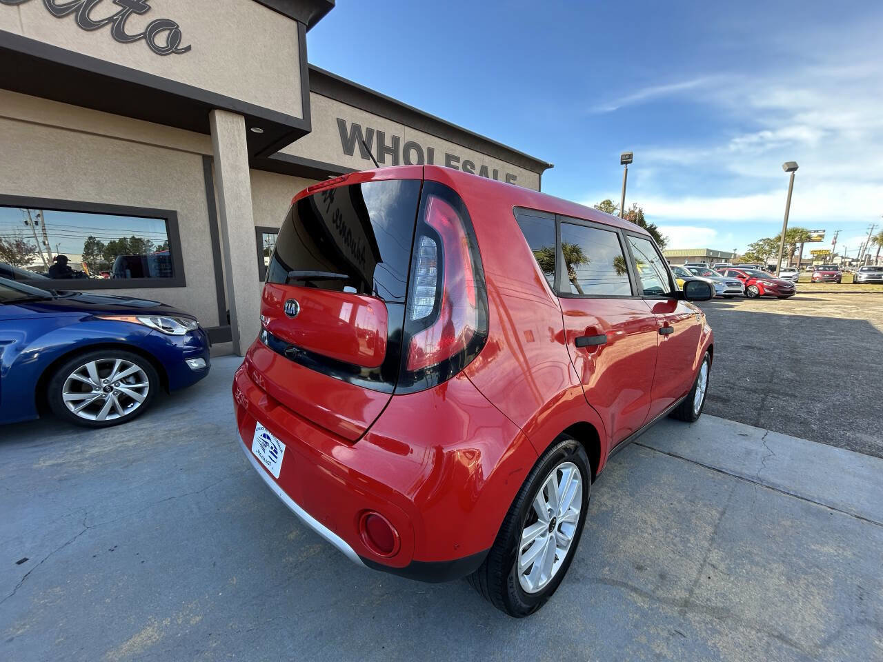 Used 2017 Kia Soul + image 6