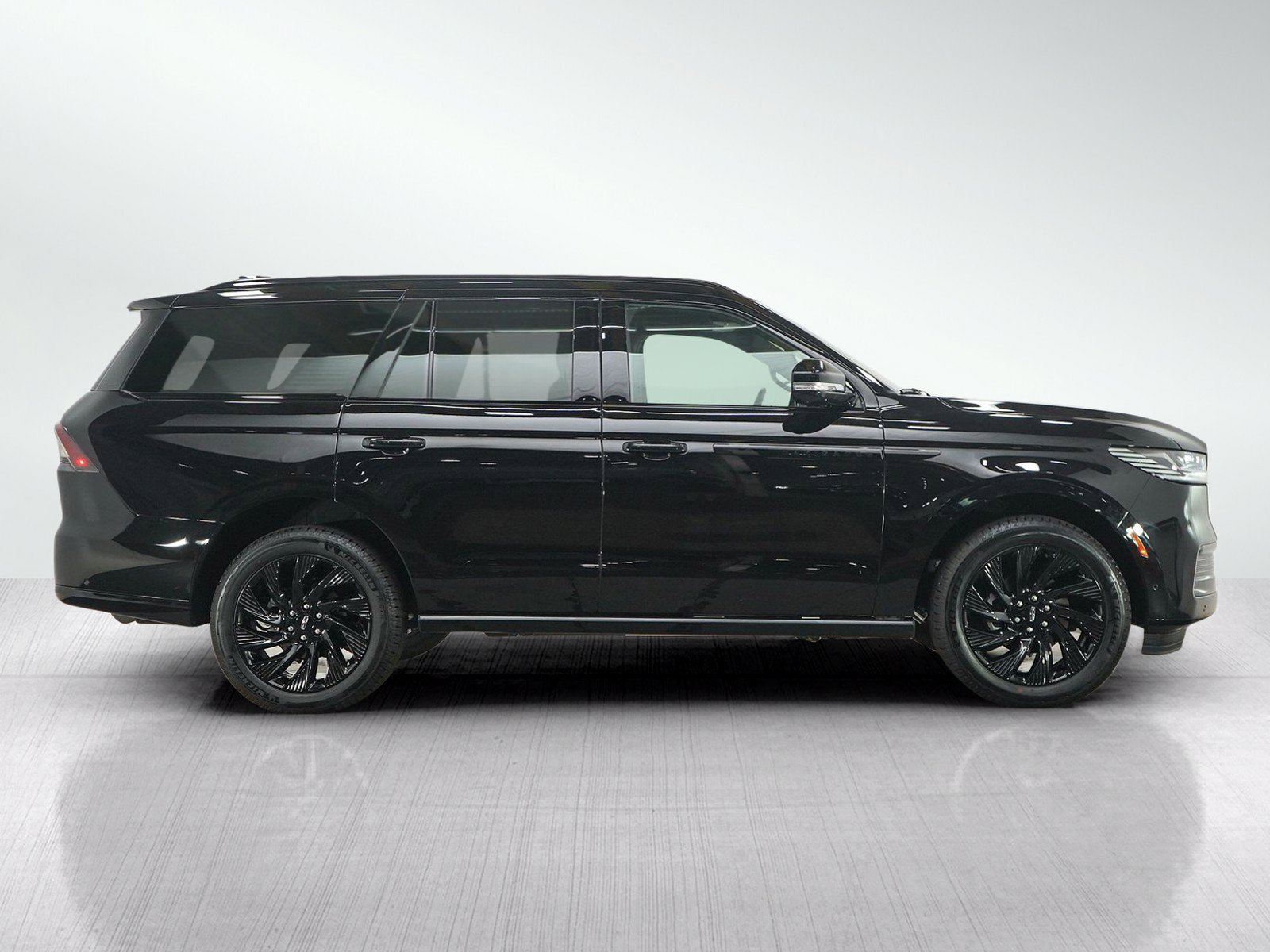 Used 2025 Lincoln Navigator Reserve w/ Jet Appearance Package AWD/4WD image 6