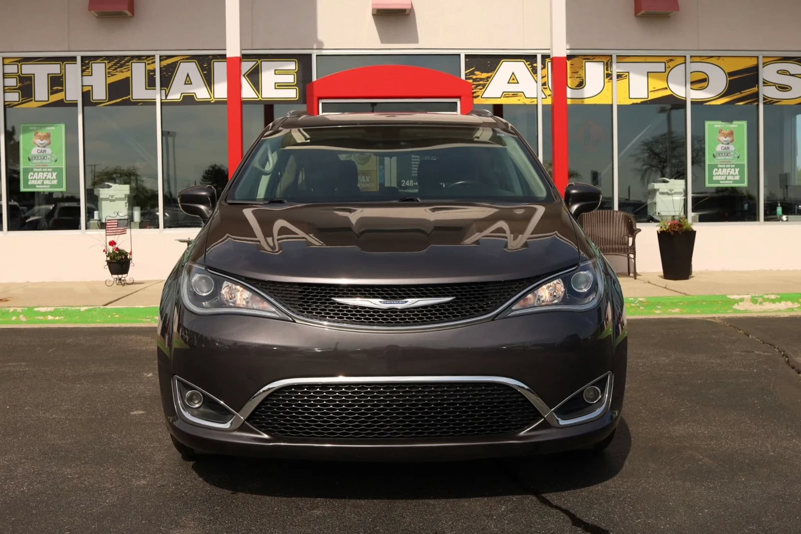 Used 2018 Chrysler Pacifica Touring-L FWD image 2