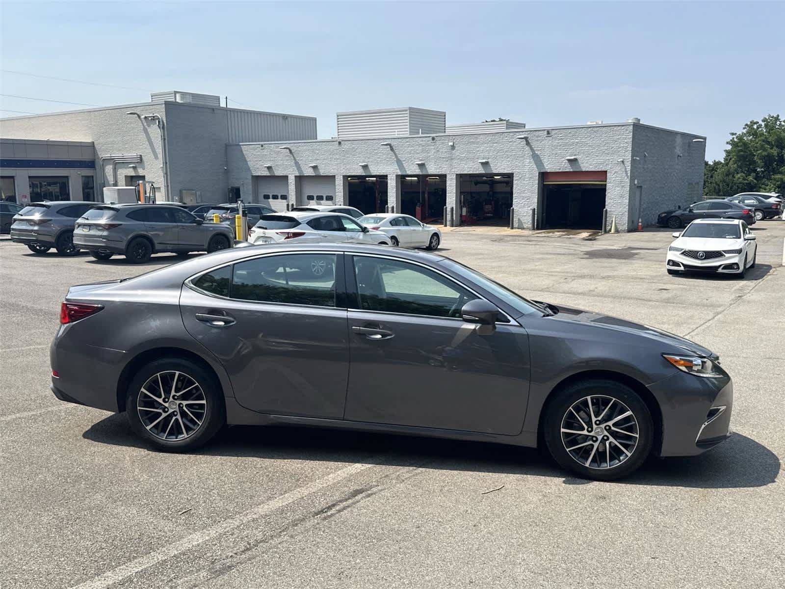 Used 2017 Lexus ES 350 w/ Premium Package FWD image 6