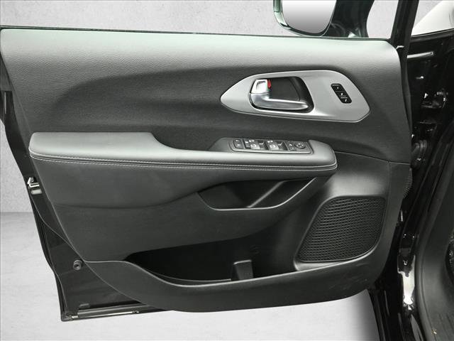 Used 2025 Chrysler Pacifica Limited image 19