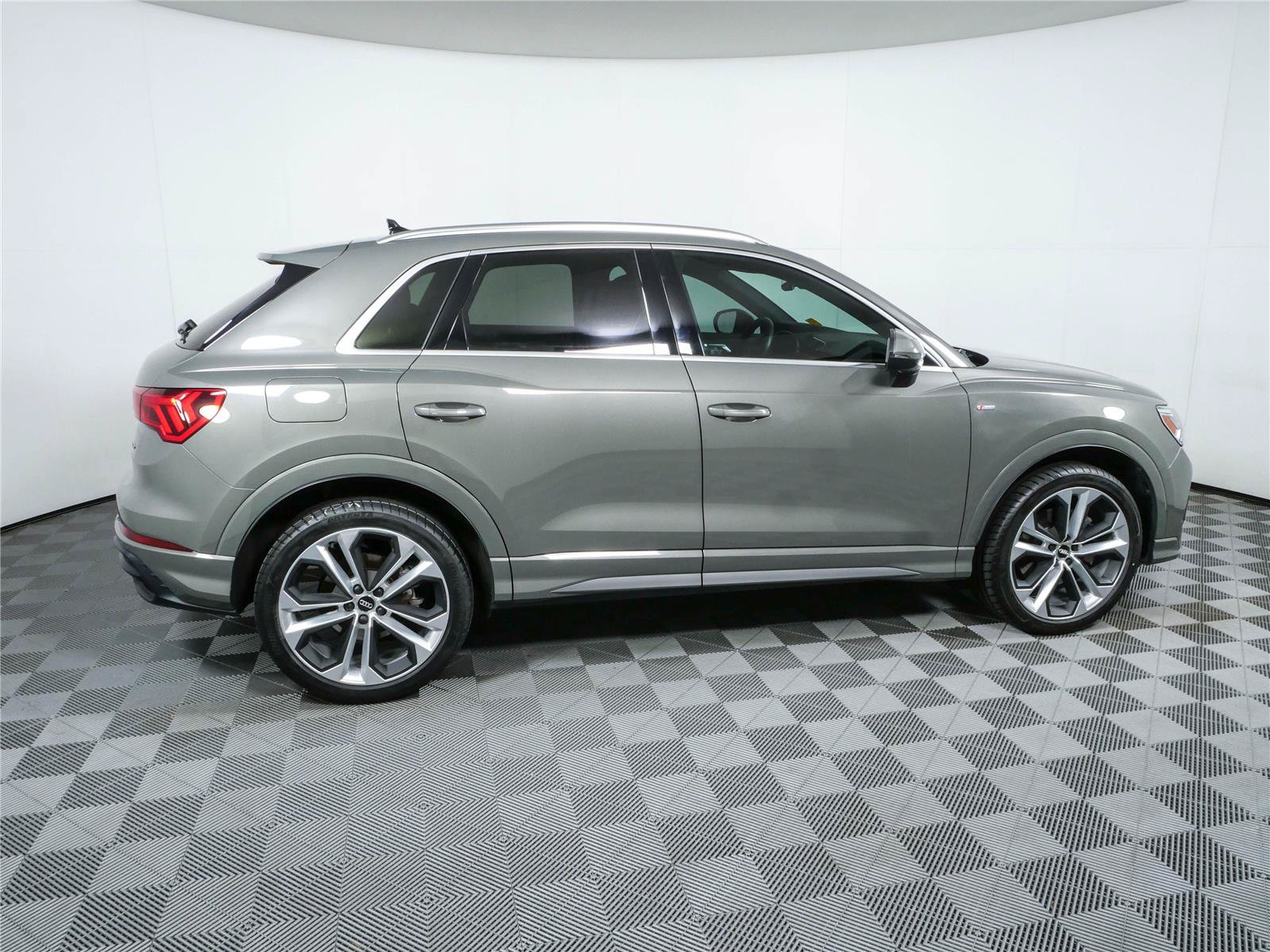 Used 2019 Audi Q3 2.0T Premium Plus w/ Premium Plus Package AWD/4WD image 2