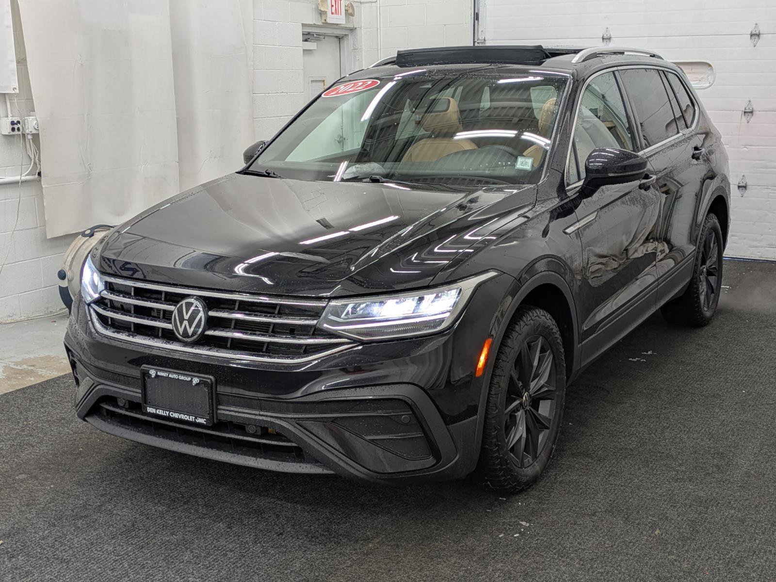 Used 2022 Volkswagen Tiguan SE image 1